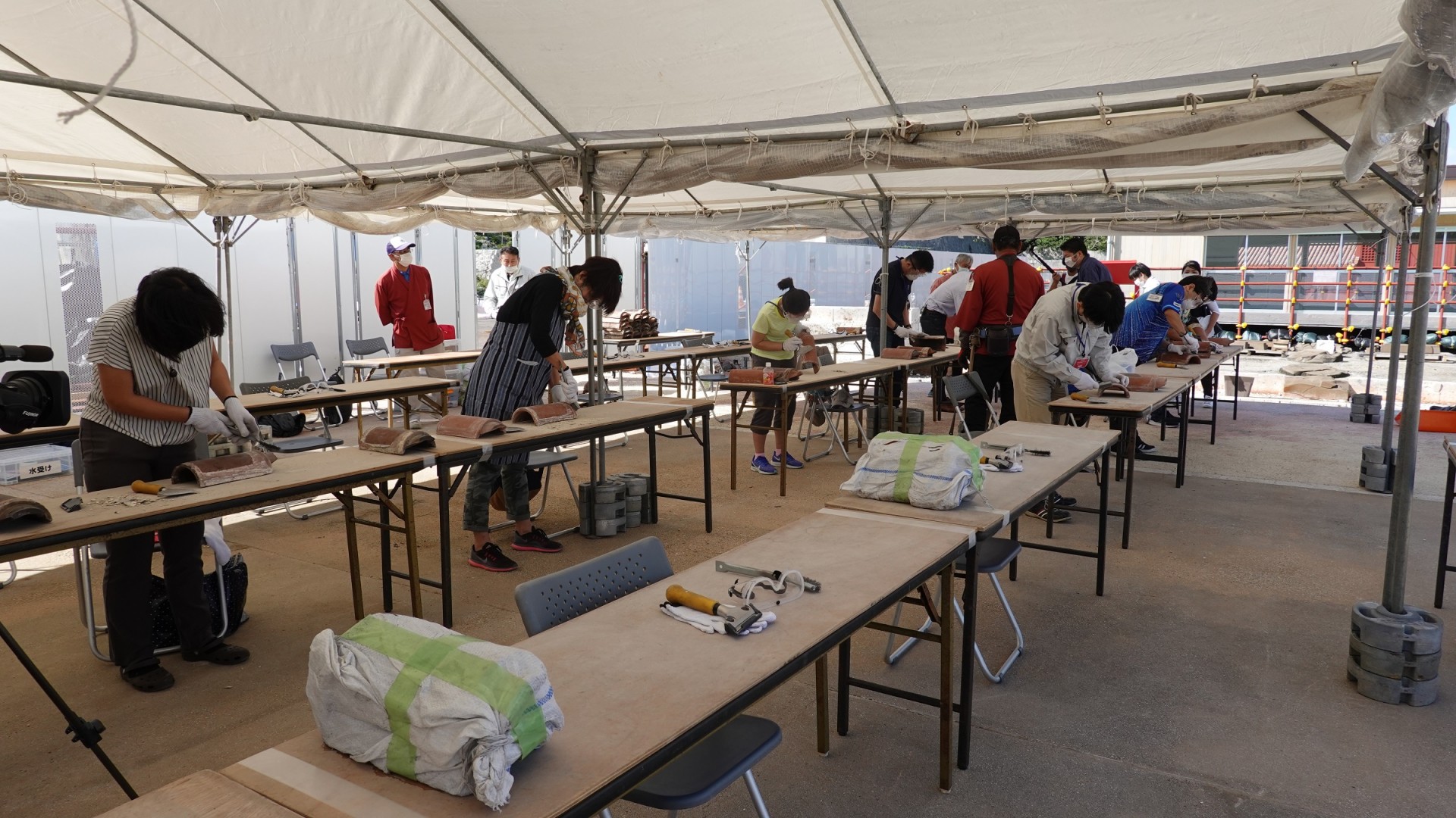 volunteering for peeling shikkui plaster from Shuri Castle red-roof tiles (until April 18)